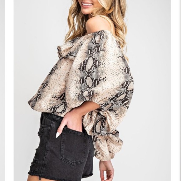 5⭐️🌾SNAKESKIN OFF THE SHOULDER TOP - Picture 3 of 11